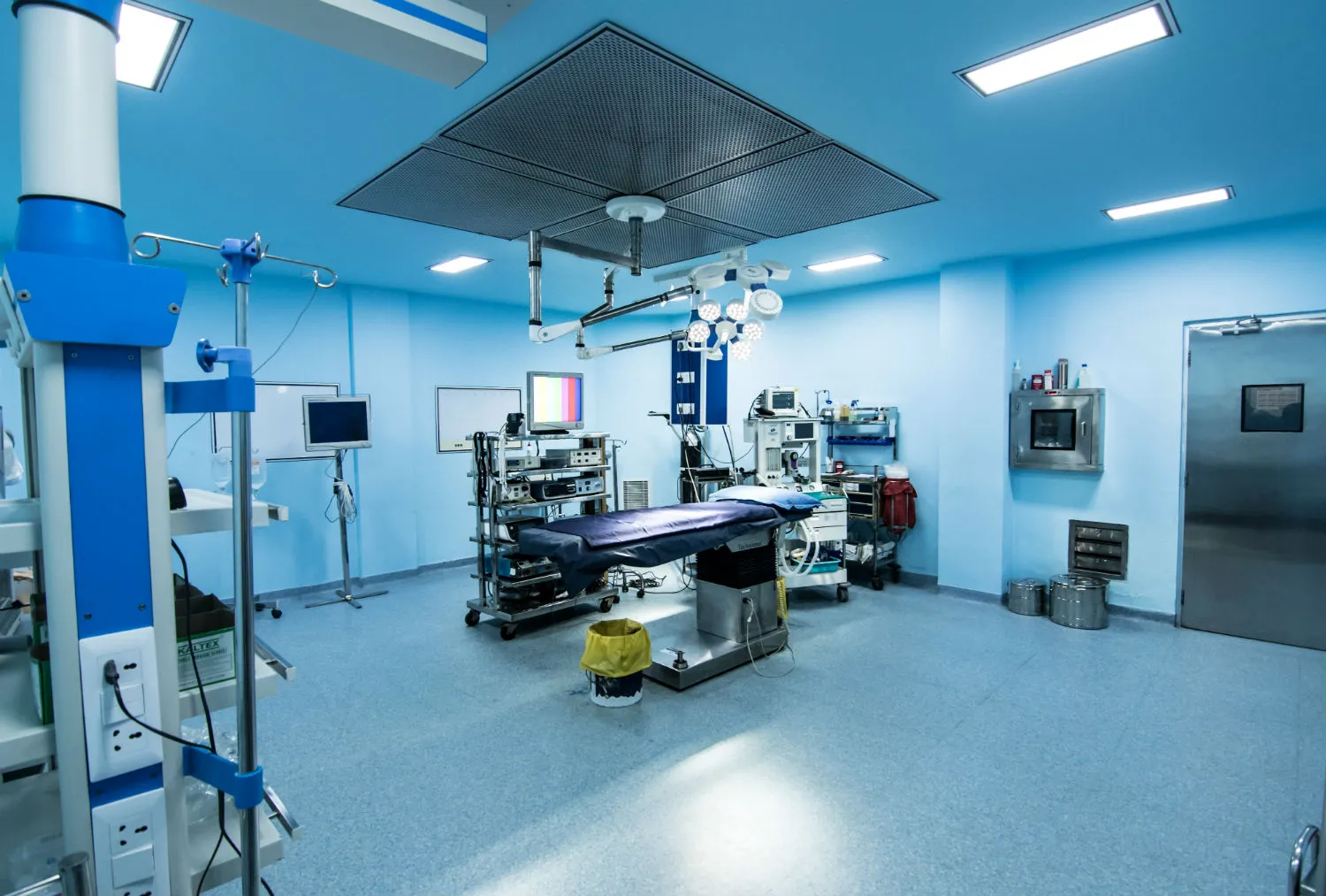 A hospital room with medical equipment at the best Chiranjeevi Yojana hospital in Kota.